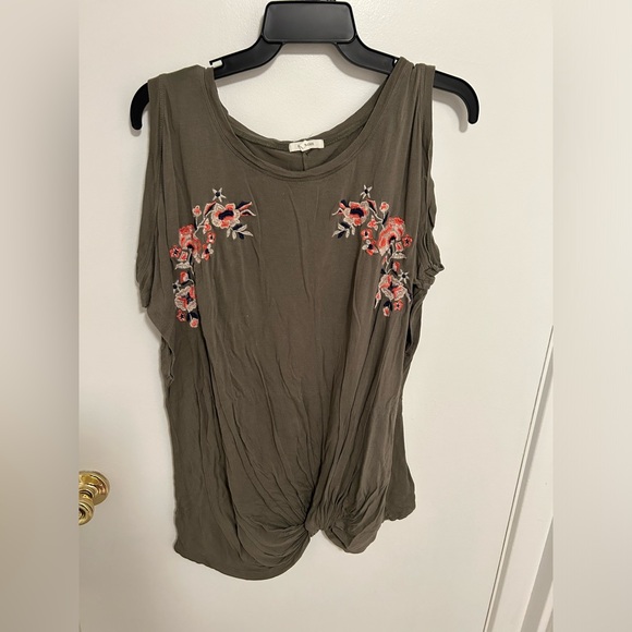 Maurice’s cold shoulder tee with floral detail and faux tie waist. Size 3X - Picture 1 of 5